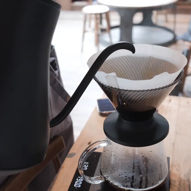 ハンドドリップでコーヒーを淹れる様子